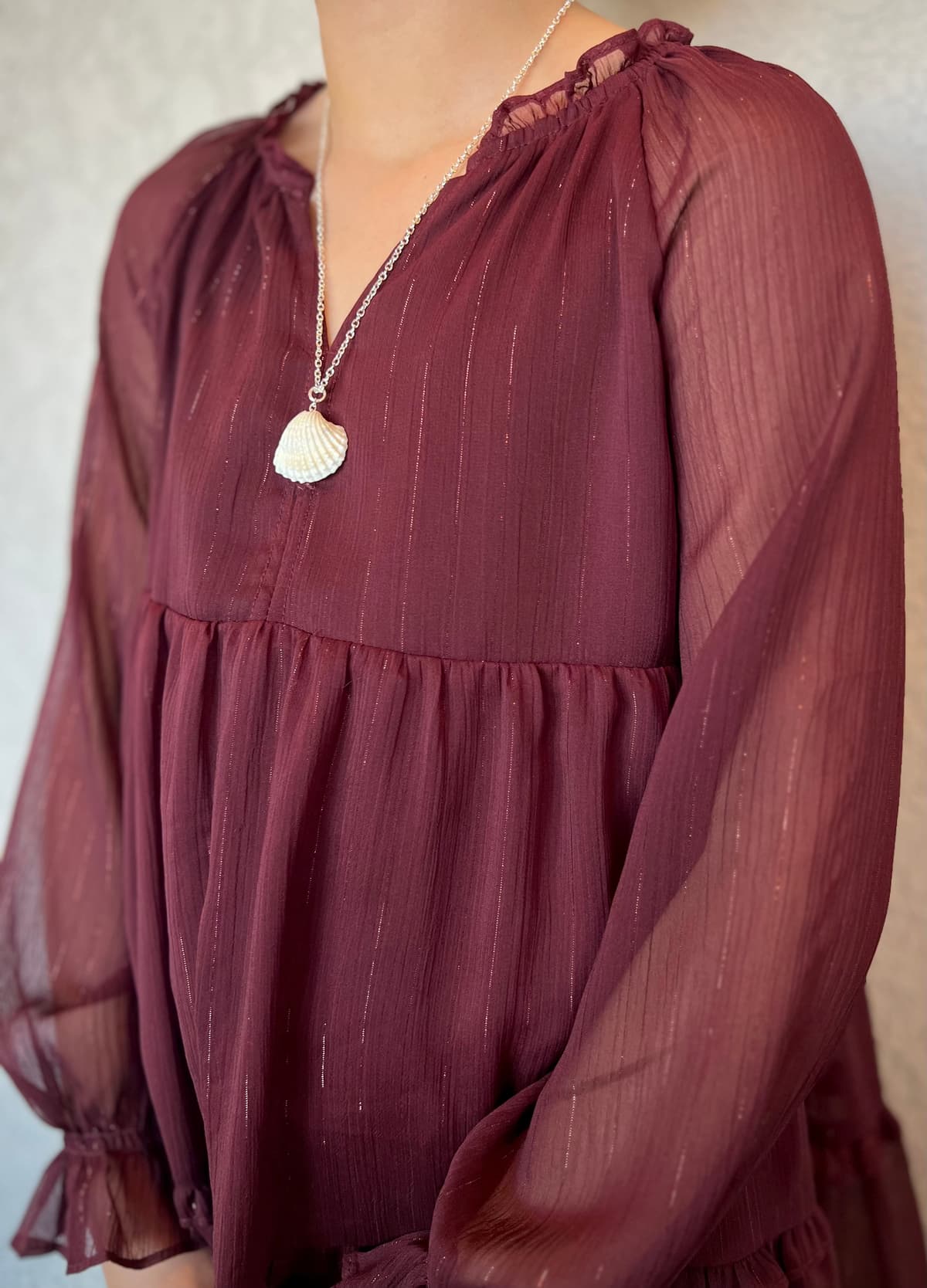 Seashell necklace worn by Nora